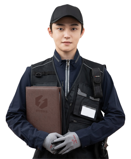 작업 보고서를 든 클린앤환경 준설 기사