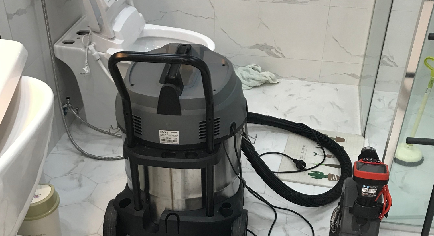 변기에 빠진 팔찌 건져주심